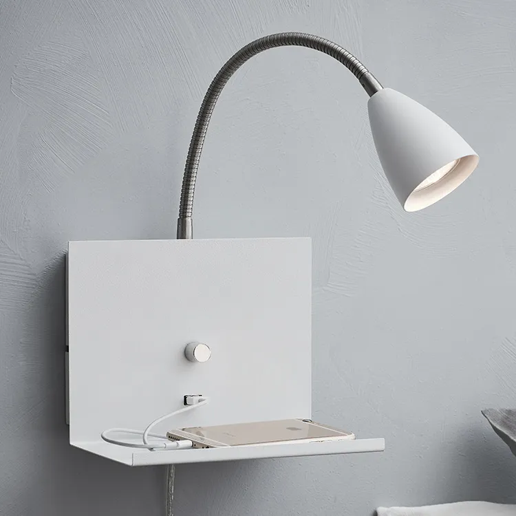Vägglampa med hylla och USB-uttag, Vit