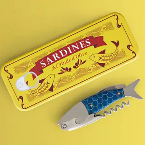 Korkskruv & vinöppnare – Sardines blå fiskdesign i plåtask (presenttips)