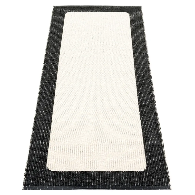 Pappelina, Ilda matta 70×180 cm black / vanilla