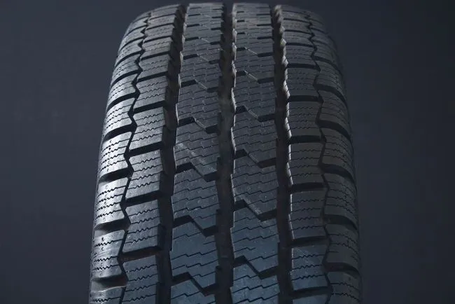 Continental VancoFourSeason 2 ( 235/65 R16C 115/113R 8PR )
