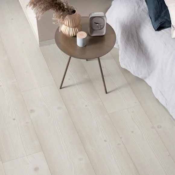 Laminatgolv Pergo Modern Plank 4V – Brushed White Pine