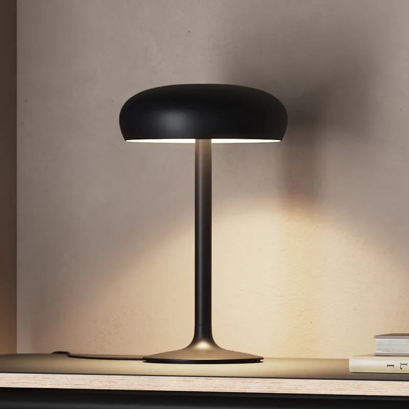 Emendo bordslampa Black – PLEASE WAIT to be SEATED – Vardagsrum – Modern – Aluminium – Med lampskärm