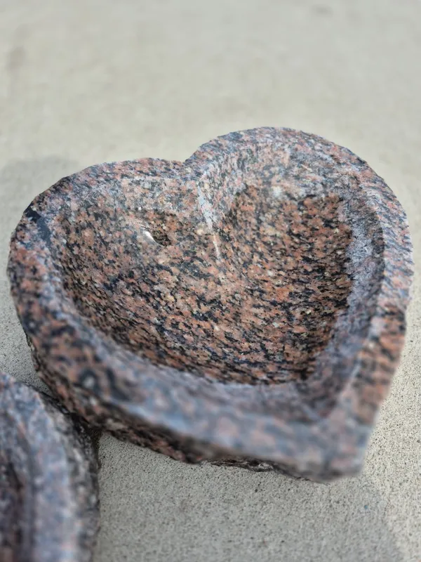 Fågelbad Hjärta Röd Granit 28xH9cm