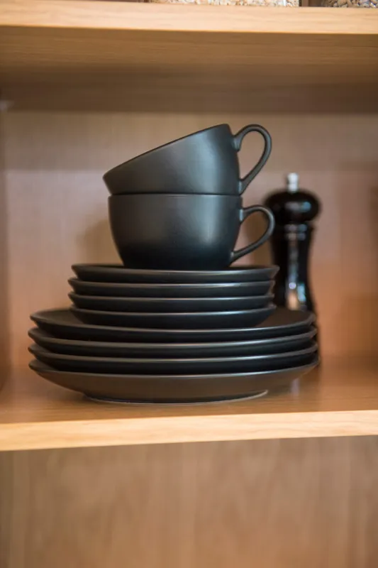 Kaffekopp med fat i svart keramik