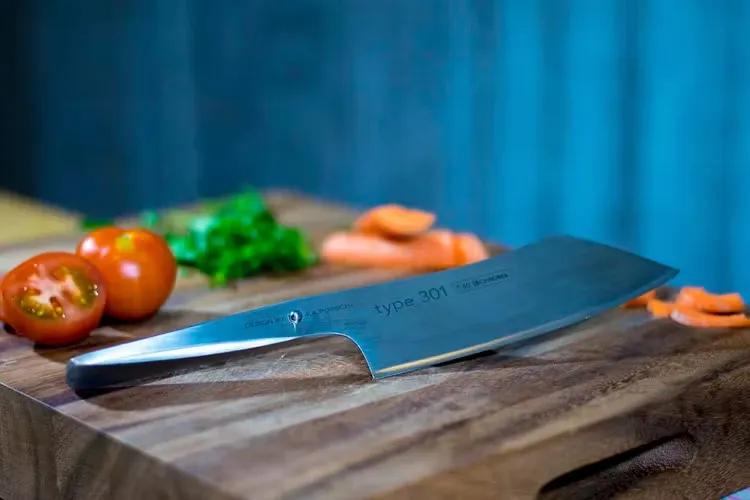 Chroma type 301 Hakata Santoku 18 cm