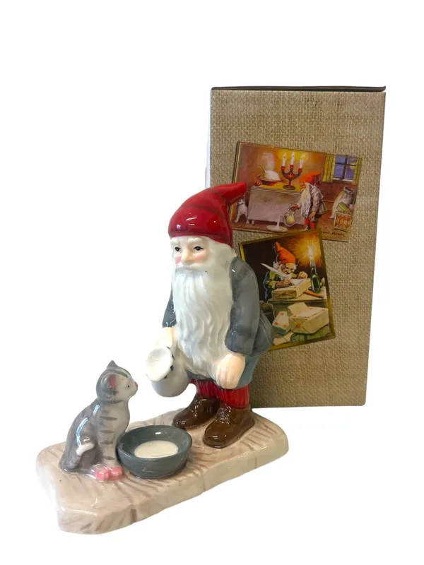 Cult Design – Porslintomte – Tomte matar katten med mjölk Design Jenny Nyström