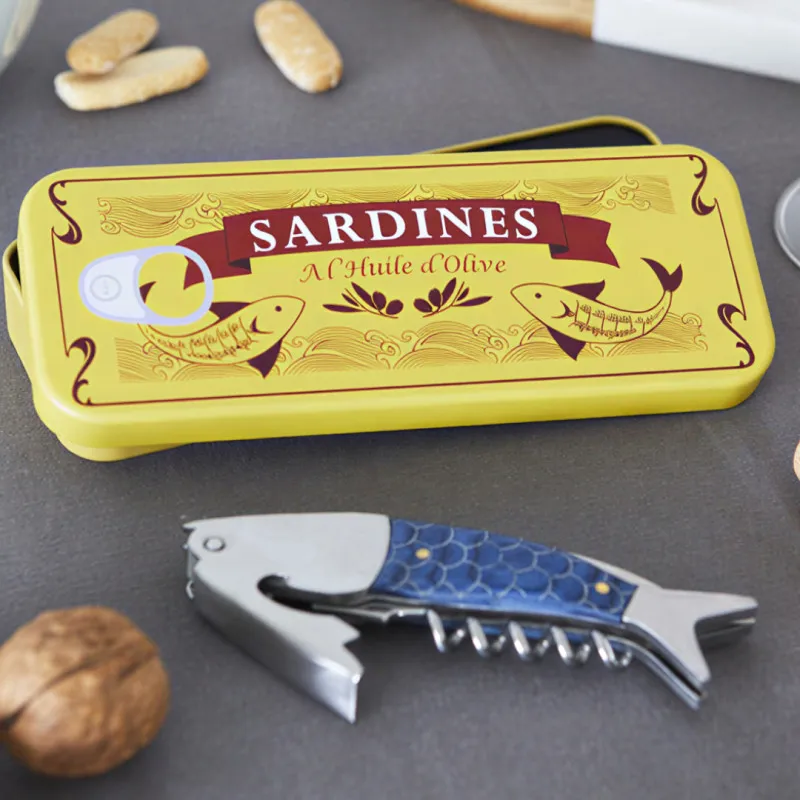 Korkskruv & vinöppnare – Sardines blå fiskdesign i plåtask (presenttips)