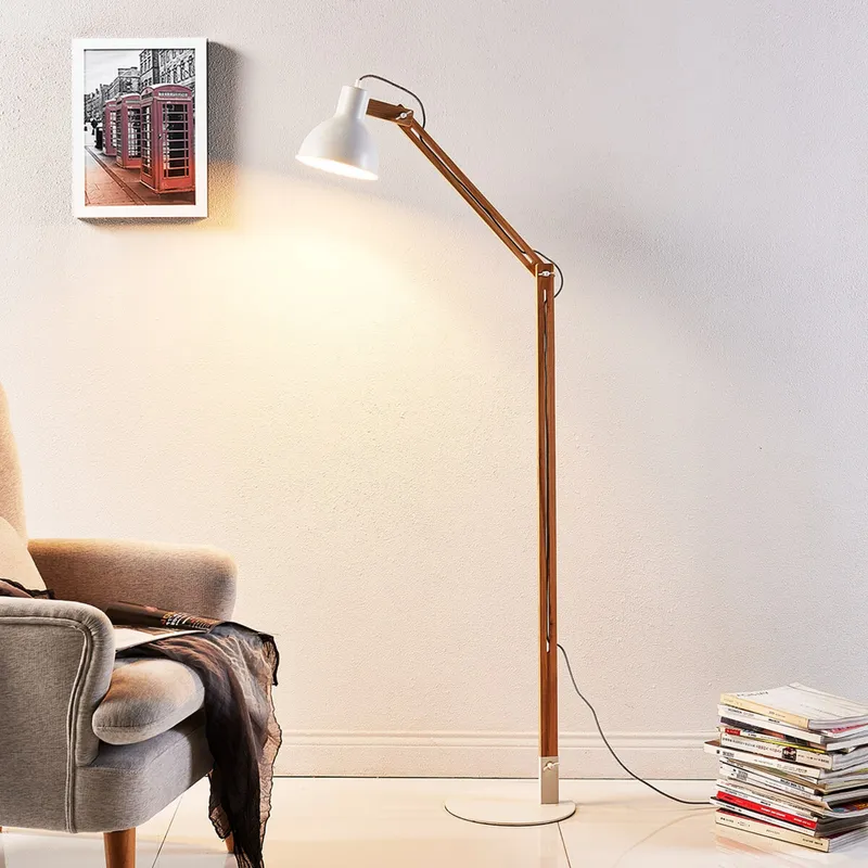 Shivanja Golvlampa White/Ash – Lindby – Arbetsrum / hemkontor – Modern – Trä – Med en ljuskälla