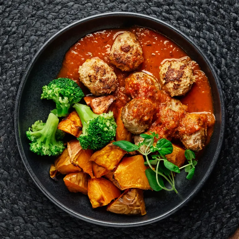 Köttbullar med tomatsås samt rostad sötpotatis