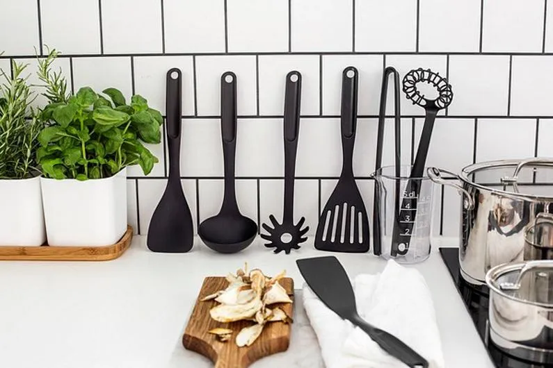 GastroMax Stekspade med Hål 29,5cm