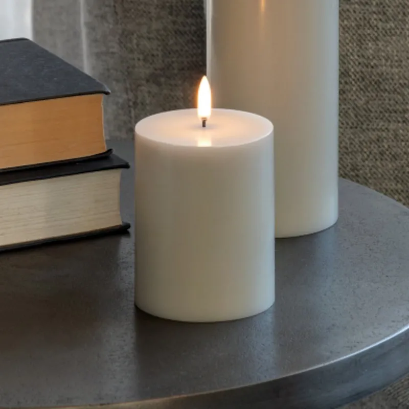 PILLAR LED-ljus, ljusgrå, höjd 10 cm, vax - Uyuni Lighting - Vardagsrum - Annat - Med en ljuskälla