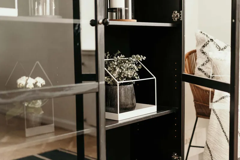 – Vit dekorativ hylla, husform