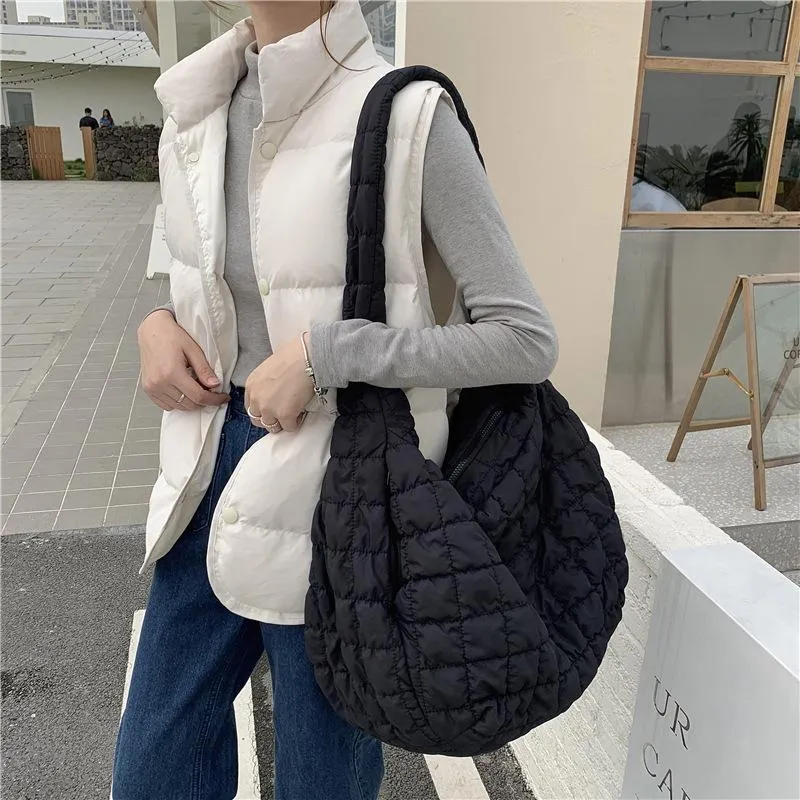 Nisje og allsidig skyplissert underarmsveske, en avslappet dumplingveske, en crossbody-veske med enkel skulderreim og en dametote Svart