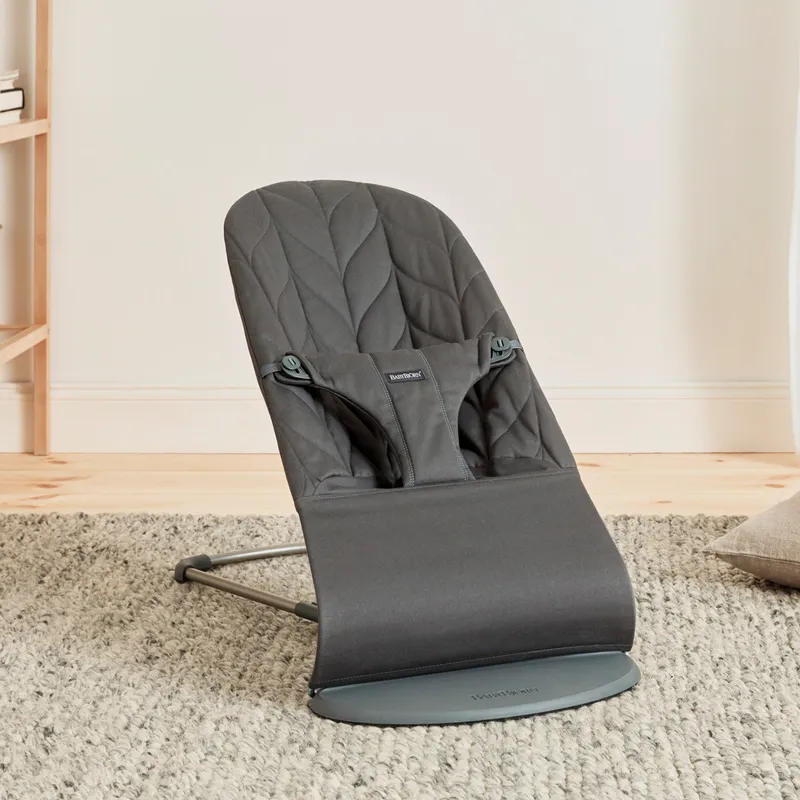 BabyBjörn Bliss Babysitter Vävd Bladmönstrad Quilt, Antracitgrå
