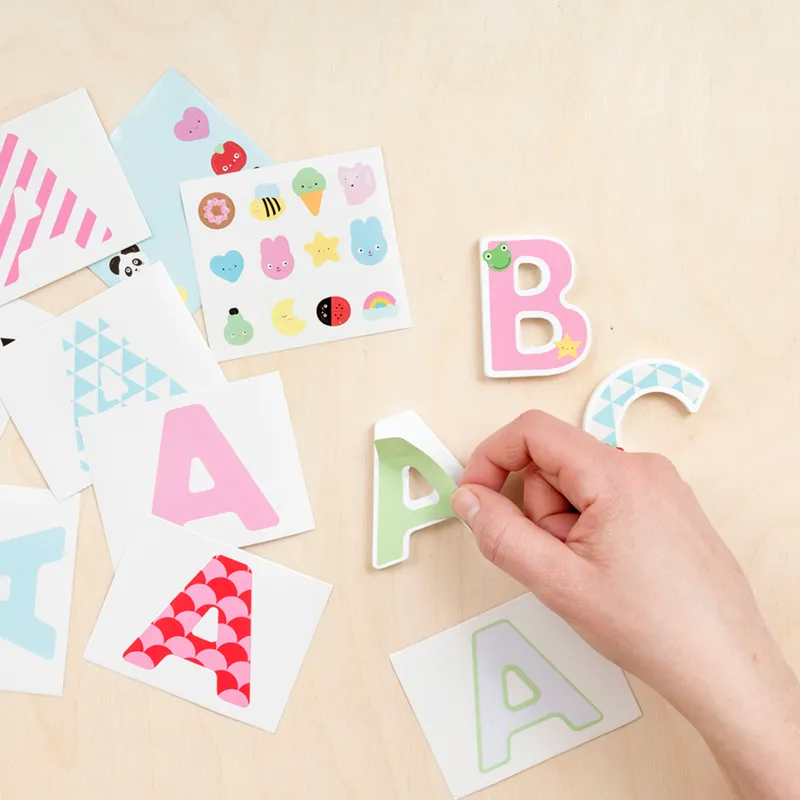 Micki m – bokstav & stickers med olika mönster