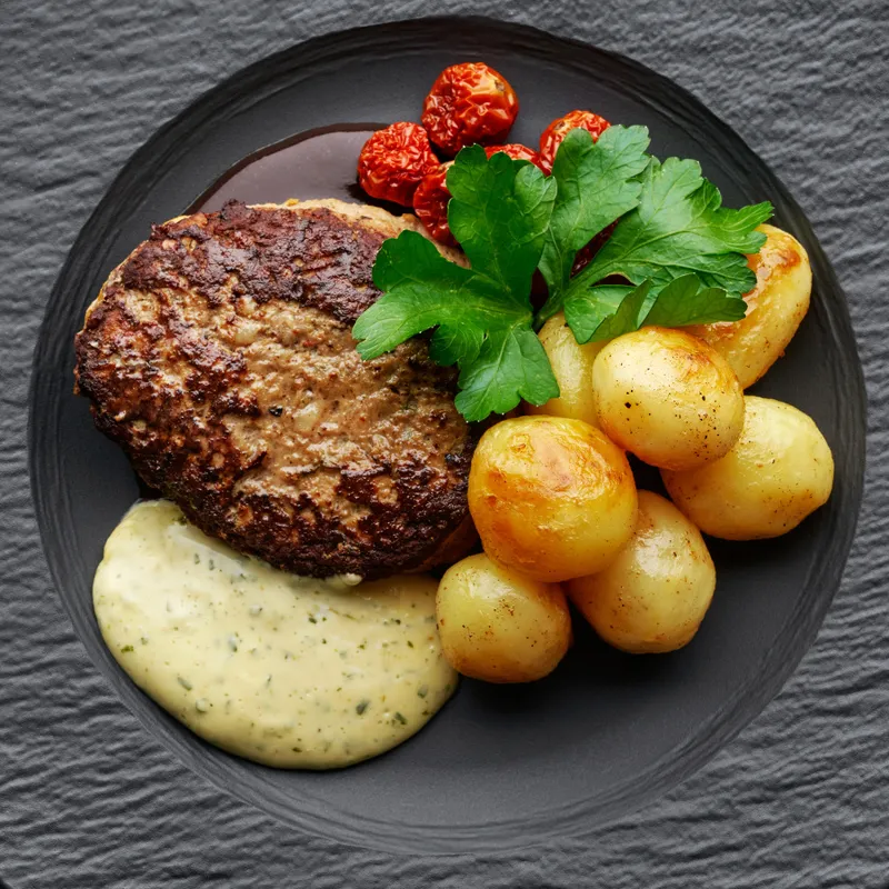 Chilifärsbiff med bearnaise och stekt potatis