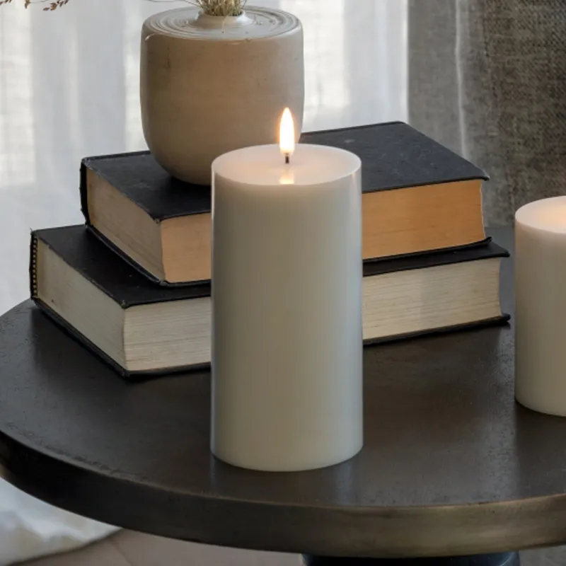 PILLAR LED-ljus, ljusgrå, höjd 15 cm, vax - Uyuni Lighting - Vardagsrum - Annat - Med en ljuskälla