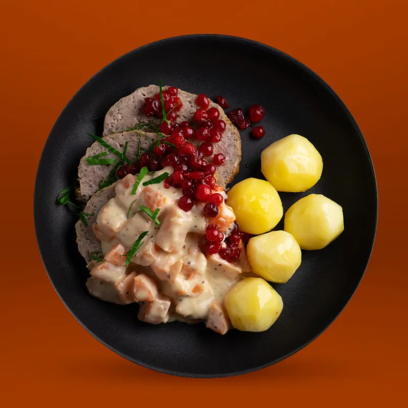 Farbror Tages Köttfärslimpa med gräddkokt morot, rårörda lingon och kokt potatis