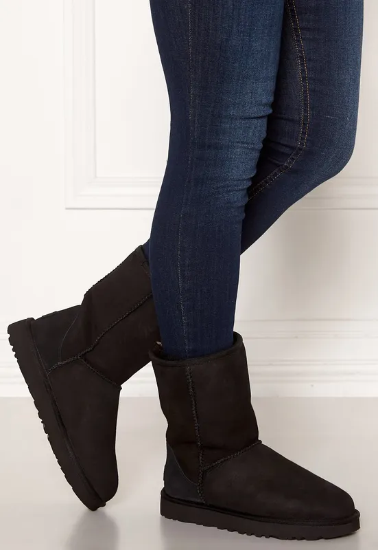 UGG för kvinnor. 1016223 Classic Short II ankelstövlar i läder svart (37), Hud, Karta, Ingen, Casual