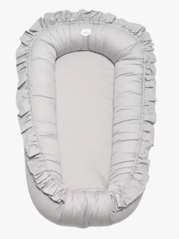 Mini Dreams babynest Cozy, ljusgrå med volang