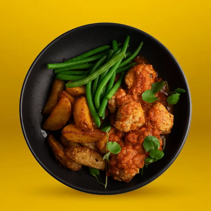 Kalvfrikadeller med tomatconcassé och gröna bönor samt klyft potatis